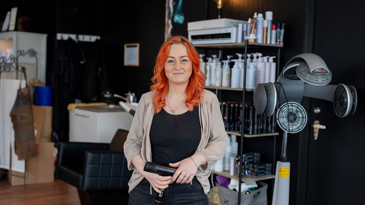 frisør Smilende dame i en frisørsalong