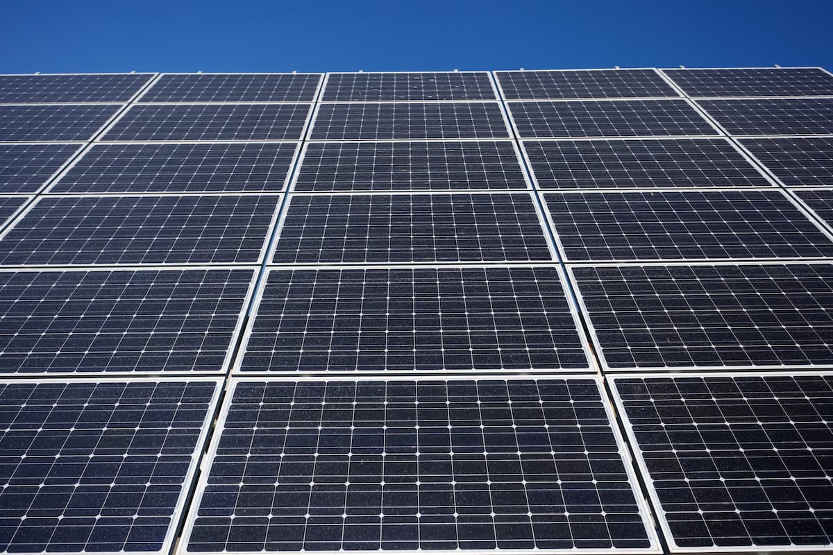 solceller og blå himmel Solceller mot klar himmel