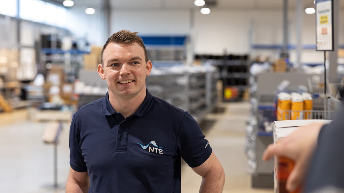 åsmund borgsø Smilende mann i trøye med NTE-logoen på