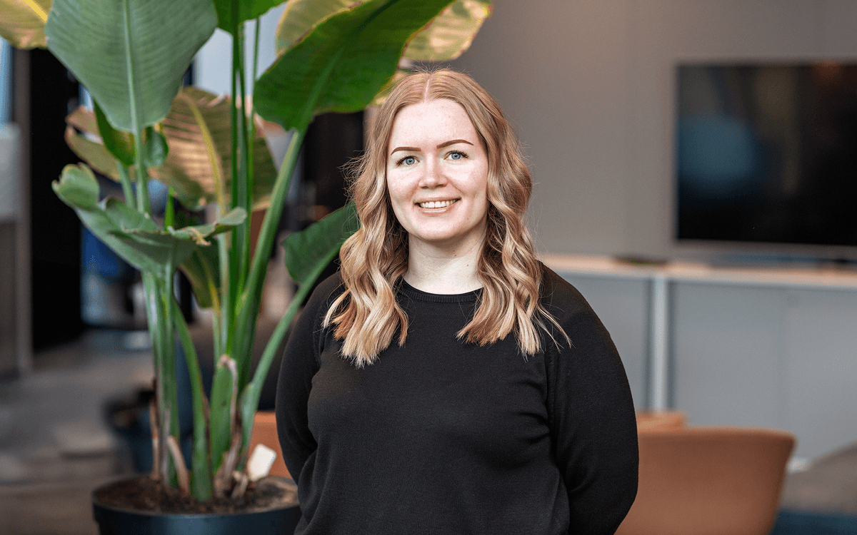 Foto viser Rebecca Engen Hoff. I bakgrunn grønne tre. Foto viser Rebecca Engen Hoff. I bakgrunn grønne tre.