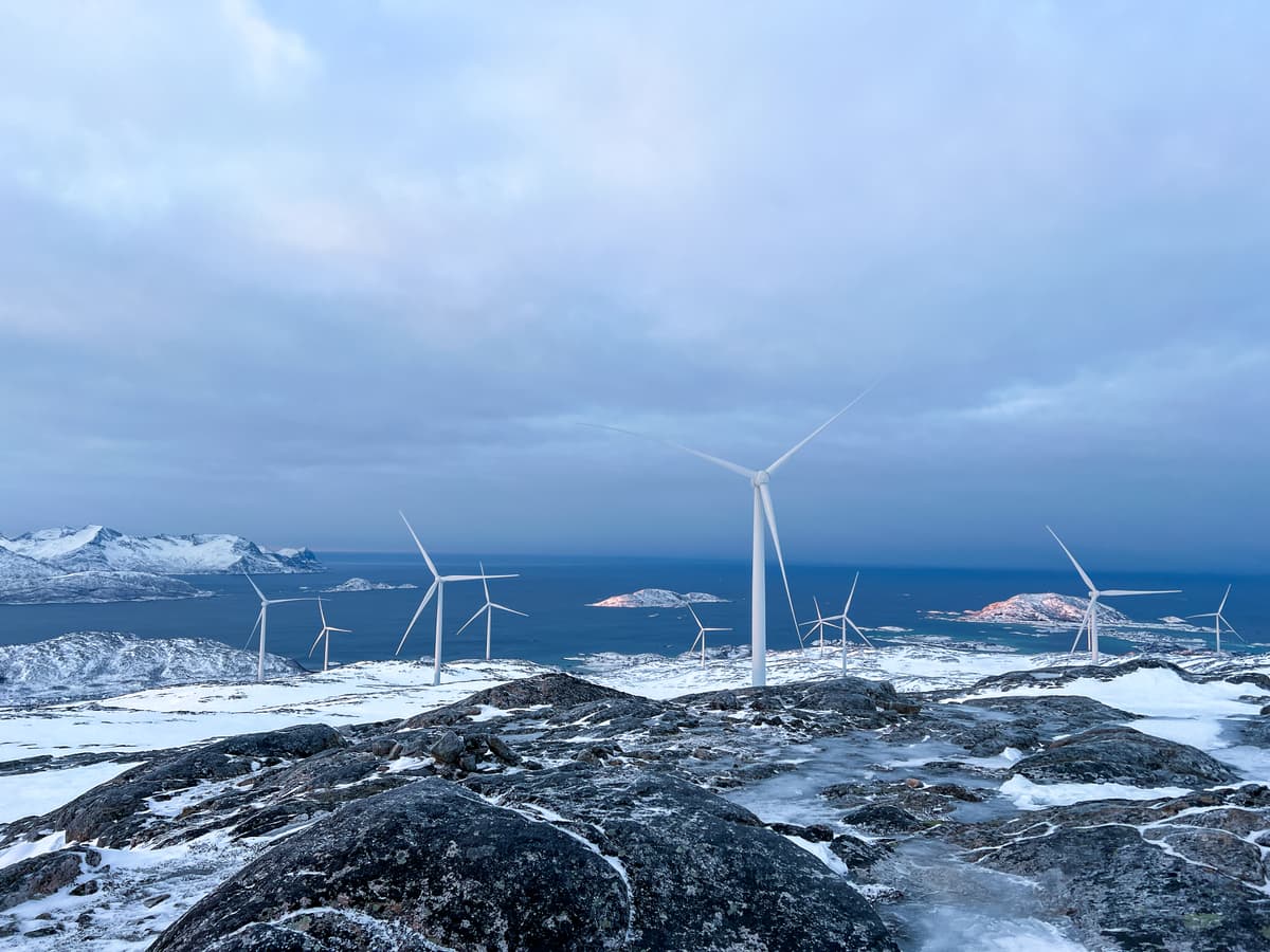 Kvitfjell Foto viser vindmøller på Kvitfjell og Raudfjell vindparker om vinteren.