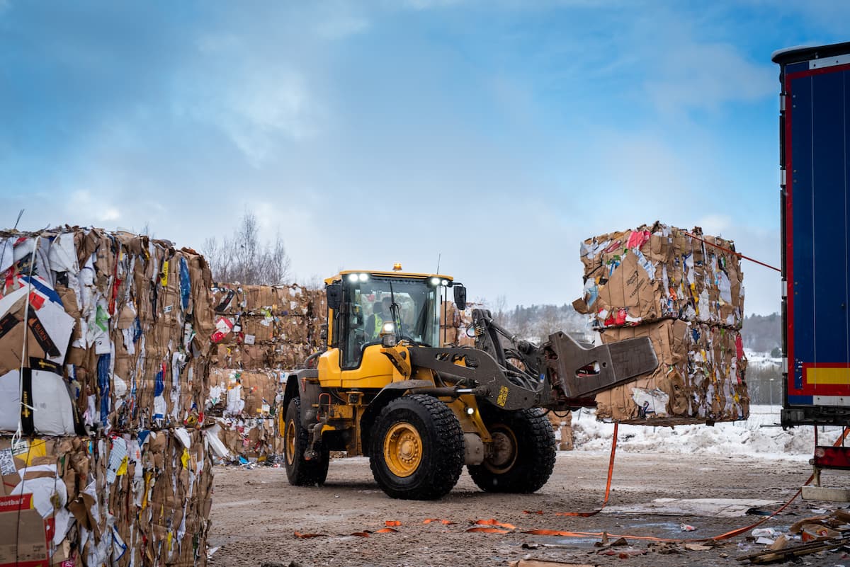 løfter Dumper som løfter resirkulert bølgepapp