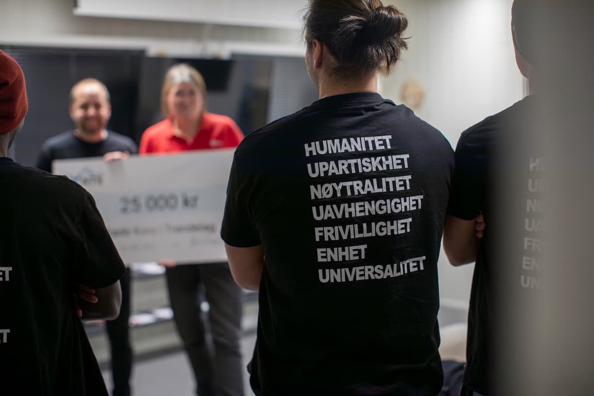 ryggen til T-skjorte med verdiene til Røde Kors på ryggen til en mann