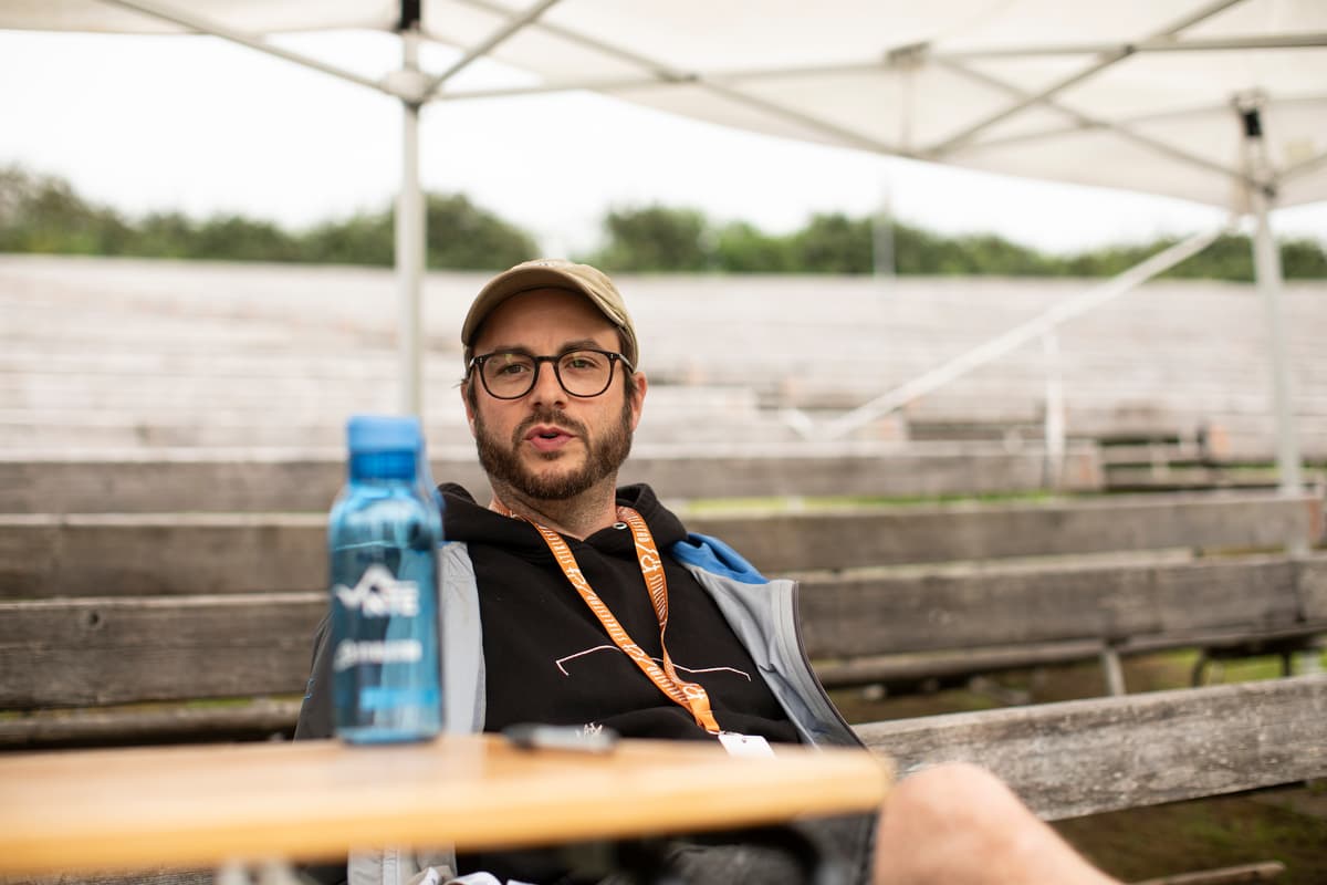 peer perez øian med flaske Mann med caps sitter på en benk med en vannflaske på et bord foran seg