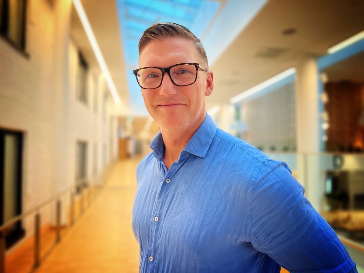 Smilende mann med briller Smilende mann med briller