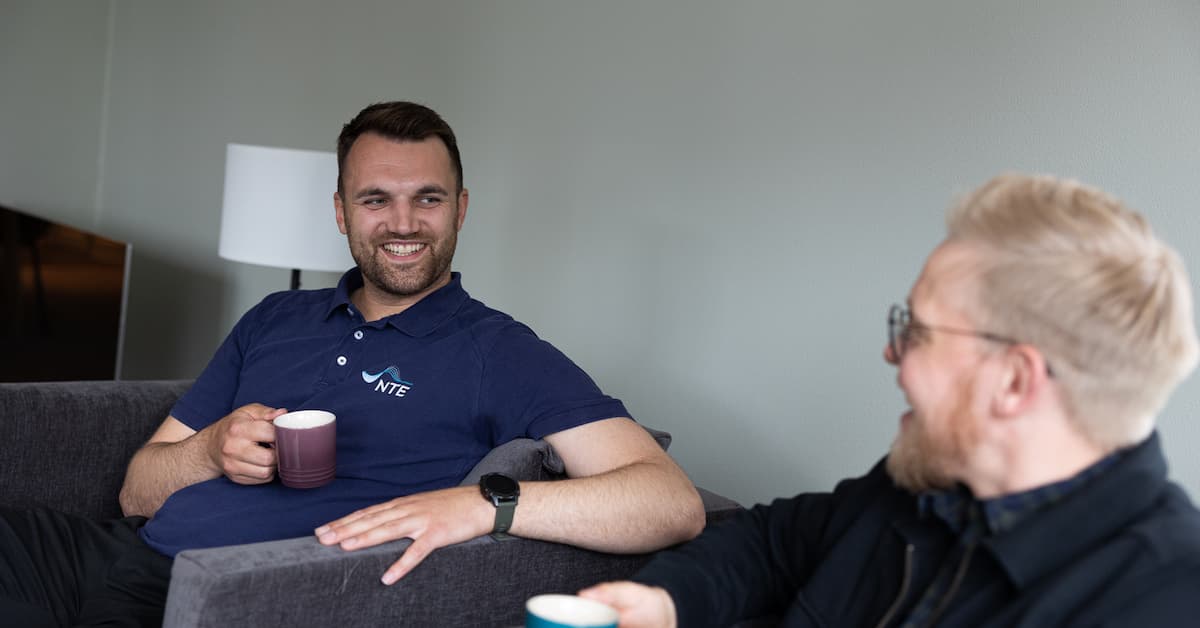 Kristian i stua Smilende mann med kaffekopp