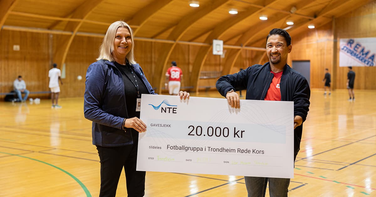 nagib og grete En kvinne og en mann holder en sjekk på 20 000 kroner mellom seg