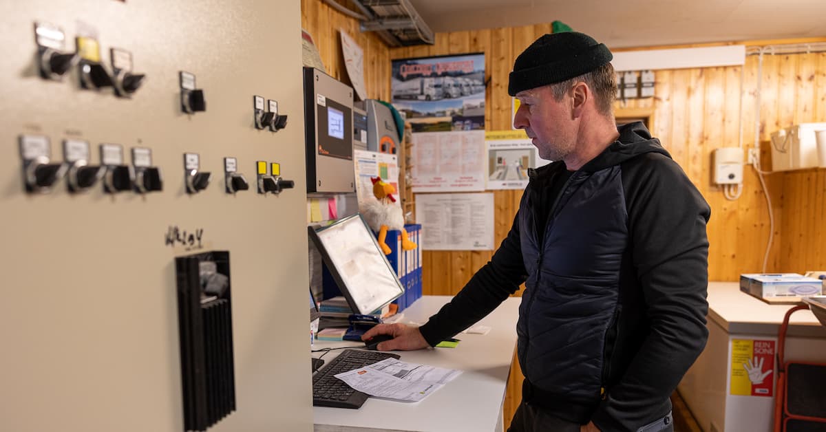 Lars Petter elektronikk Mann står ved en datamaskin