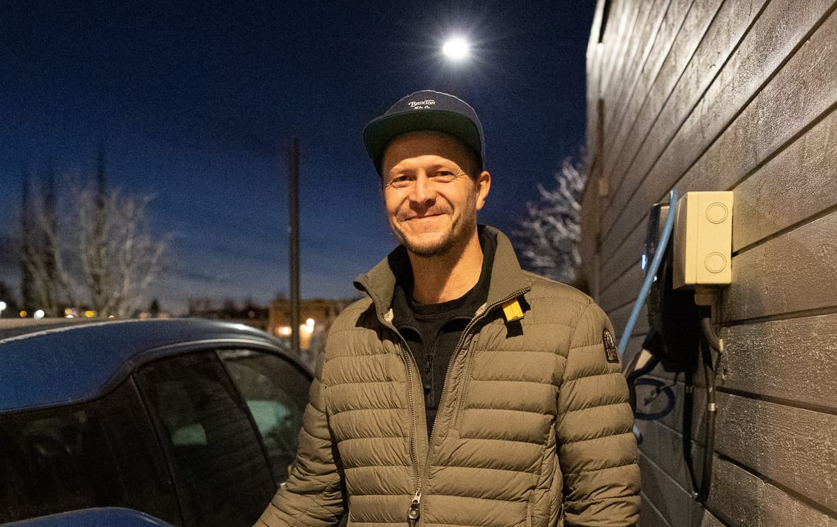 Rune Malmo Smilende mann med caps står ved en bil