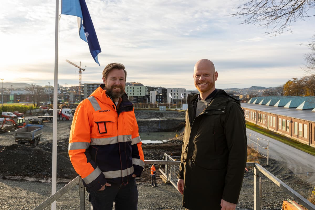 Kim Bundgård og Frode Walstad To smilende menn foran en byggeplass