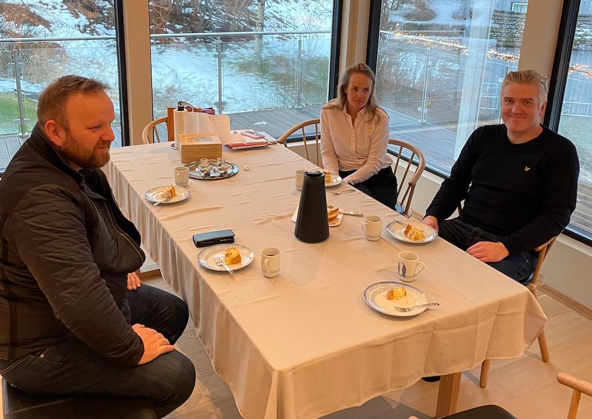 sverre og co To menn og en kvinne sitter rundt et bord og drikker kaffe og spiser kake