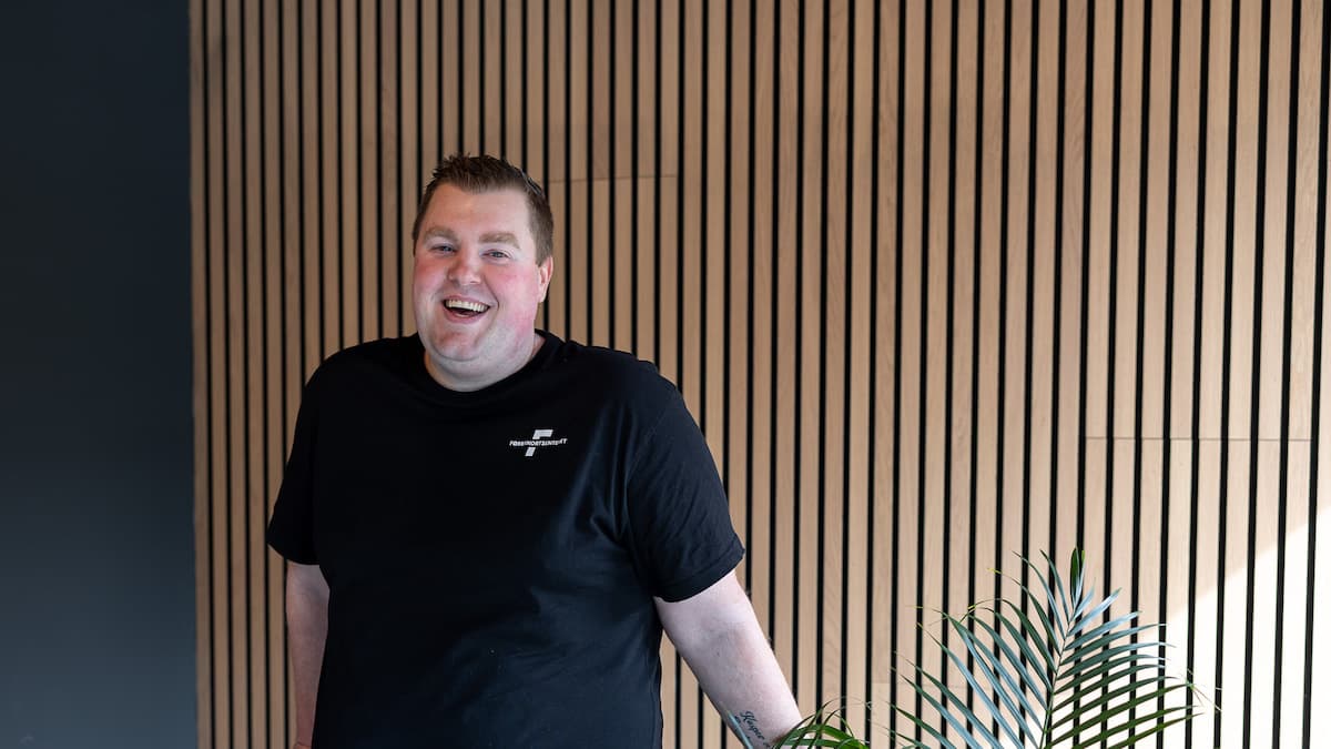 Simen Overvik Blid mann foran en spilevegg