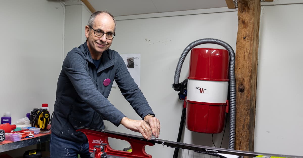 Svein Arild preparerer ski Mann preparerer ski