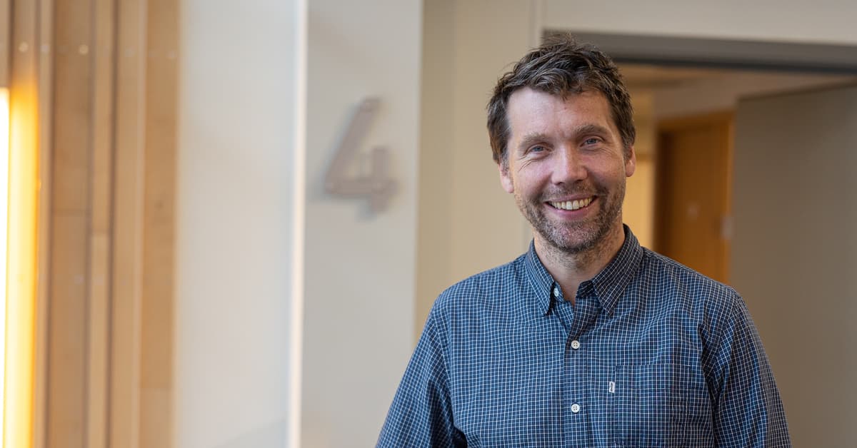 Smilende mann med skjorte Smilende mann med skjorte