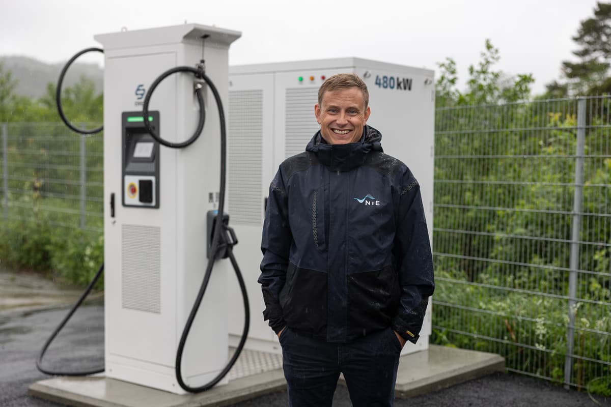 Ronny Sende Kjønstad Smilende mann med jakke med NTE-logoen på foran et ladeanlegg