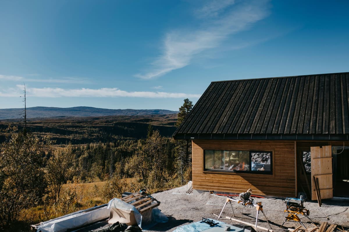 Hytte med tretak under oppføring Hytte med tretak under oppføring