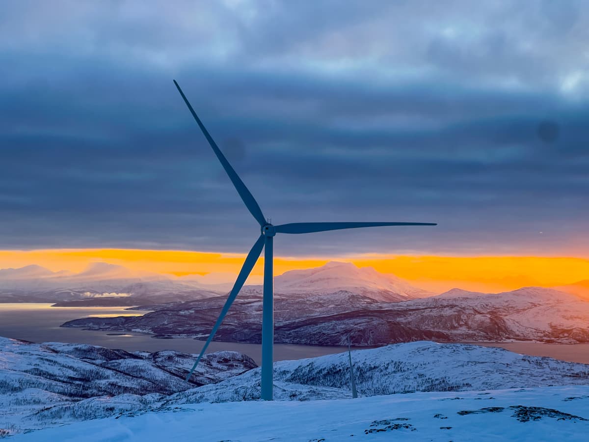 Vindmolleparkene Kvitfjell og Raudfjell i Tromsø Vindmolleparkene Kvitfjell og Raudfjell i Tromsø i solnedgang