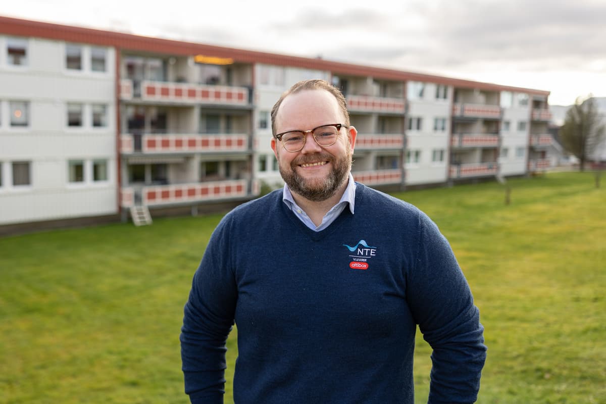 Jim Ringseth Smilende mann med NTE-logoen på genseren