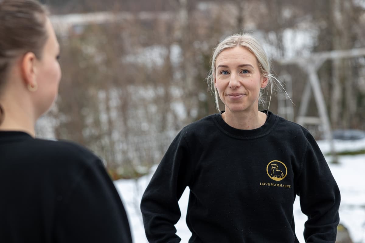 Tuva Nordal Hegdal En kvinne ser alvorlig inn i kameraet. Vi ser også ryggen på en annen kvinne.