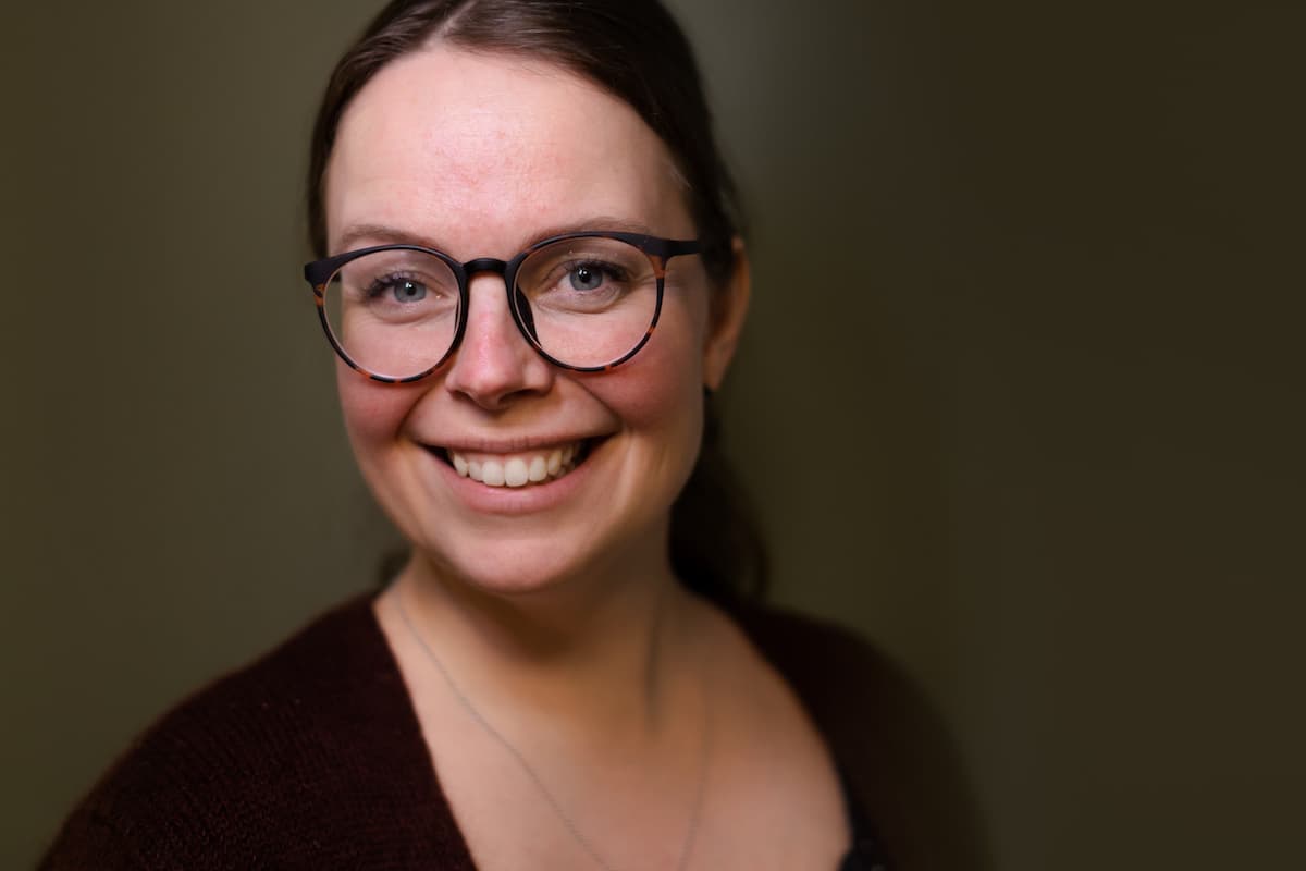 Marianne Rannem Veie 2 Smilende dame med briller