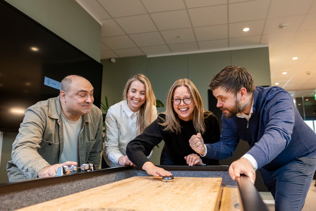 Klaus Koberstein Ida Flaathe Marit Pedersen og Sindre Oksvoll . Konkurranse mellom kollegaer ved Shuffleboardet Klaus Koberstein Ida Flaathe Marit Pedersen og Sindre Oksvoll . Konkurranse mellom kollegaer ved Shuffleboardet