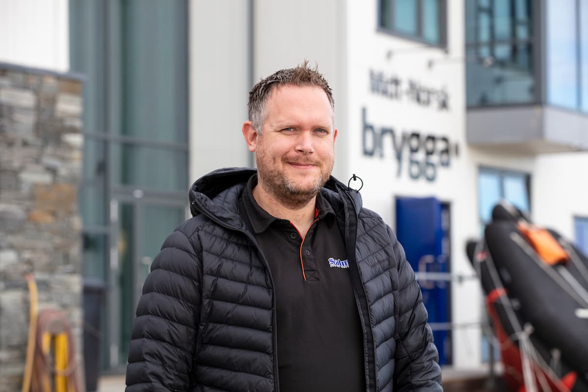 torry moe Smilende mann i boblejakke