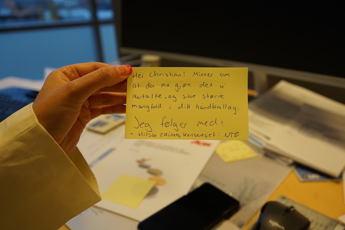 hilsen fra Zaineb Post-it-lapp med hilsen på