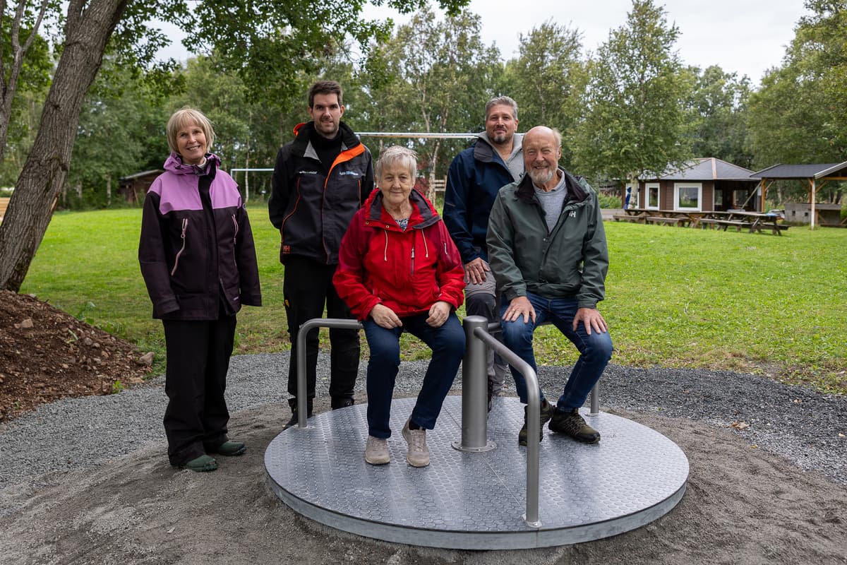 Styret i lauvsneshaugen velforening 2 kvinner og 3 menn står bak og på en karusell