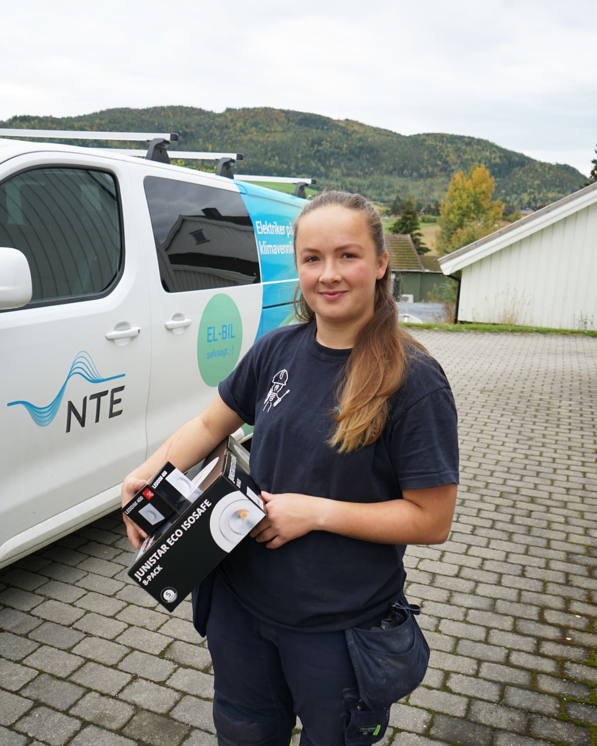 Live Kristine Kaasin står foran en NTE Bil Live Kristine Kaasin står foran en NTE Bil