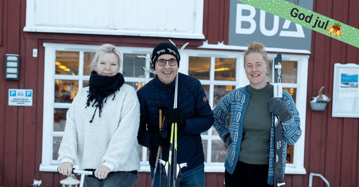 BUA Namsos To kvinner og en mann viser frem skiutstyr