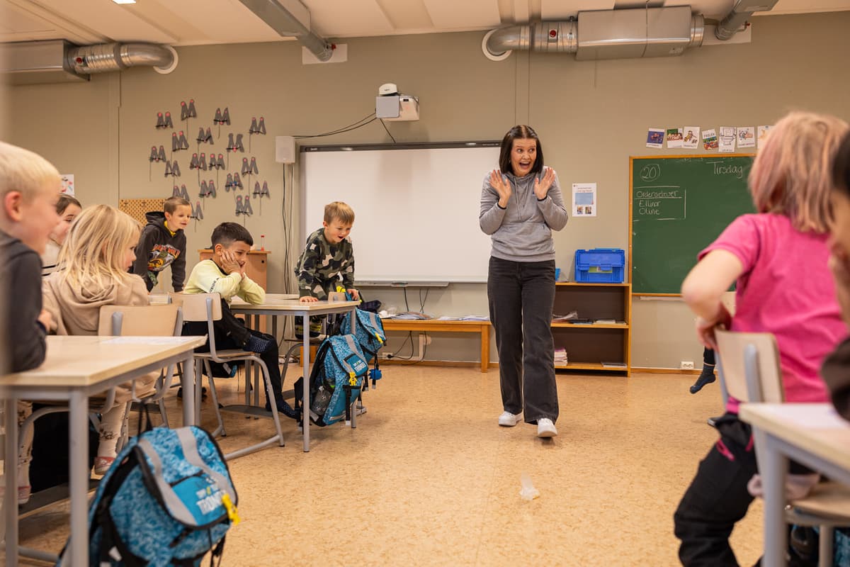 Barbro Formo fra Trygg Trafikk viser hva som skjer når et egg ikke har på seg sykkelhjelm Barbro Formo fra Trygg Trafikk viser hva som skjer når et egg ikke har på seg sykkelhjelm