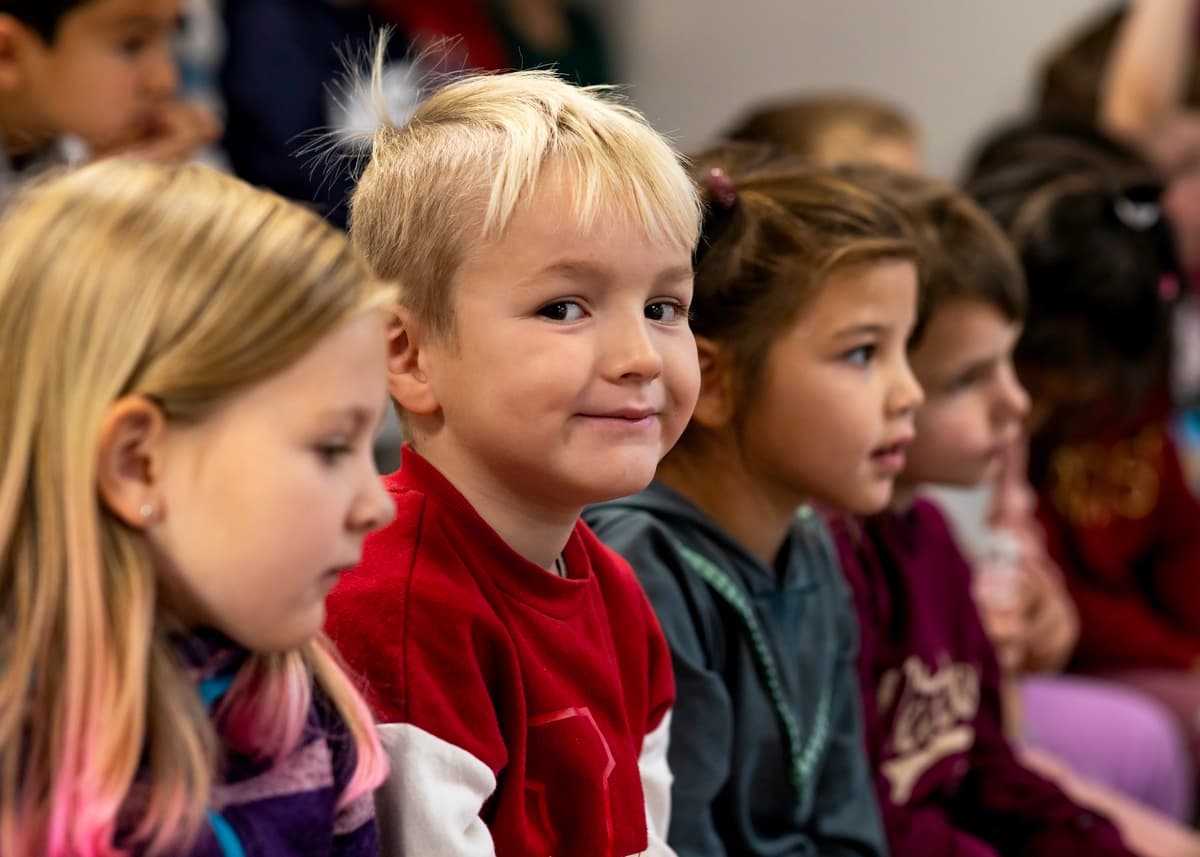 smilende gutt En gutt ser rett i kameraet og smiler
