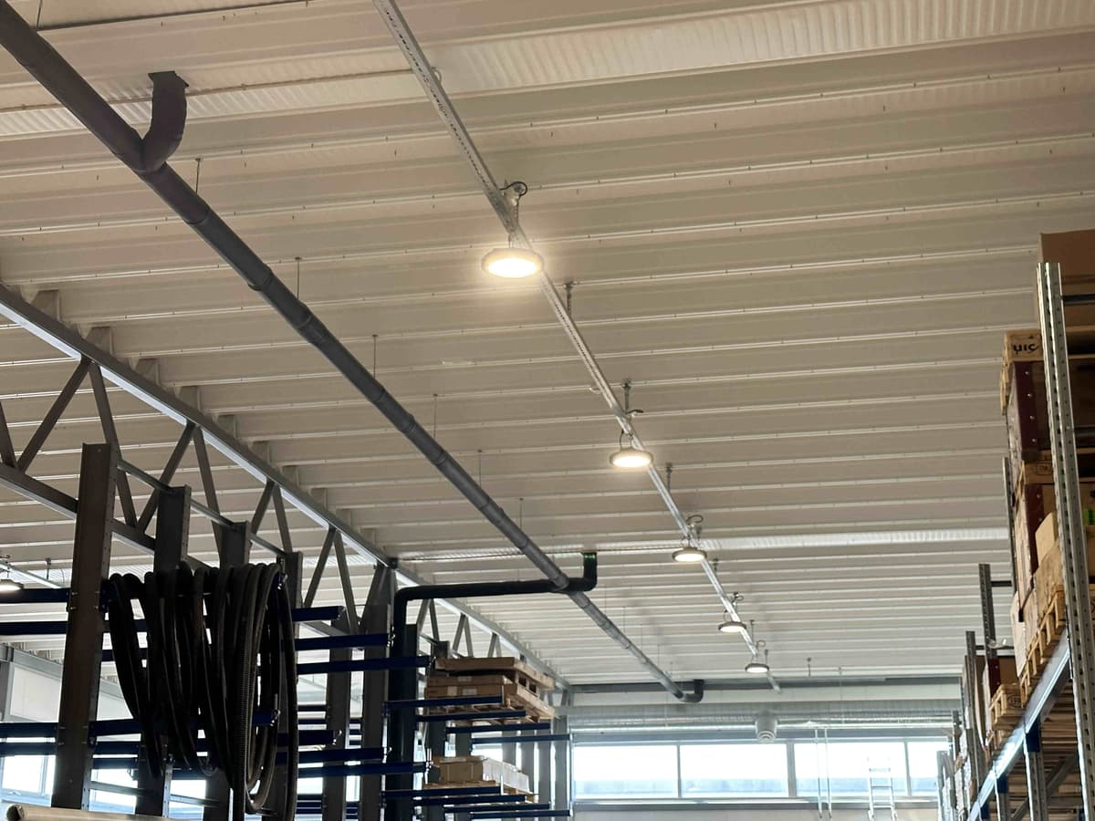 Moderne LED-belysning i industrilokale Bilde av LED-belysning i industrilokale
