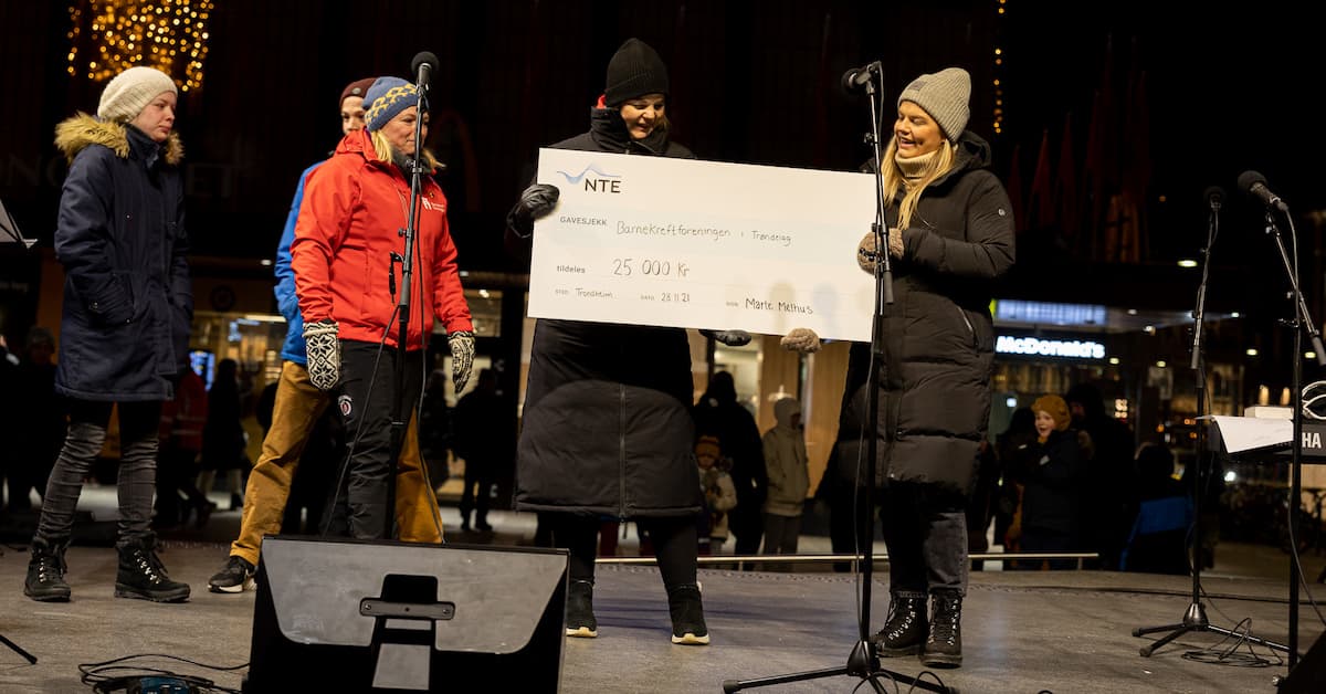 på scenen 2-kopi Kvinne overrekker en sjekk på 25 000 kr til en annen