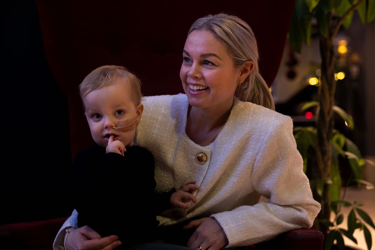 jannicke bekken og jens Smilende mor med sønn på fanget. Sønnen har sonde inn gjennom nesen.