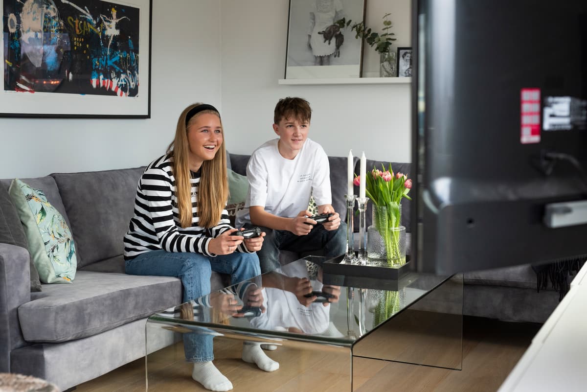 Jente og gutt som gamer Jente og gutt som gamer