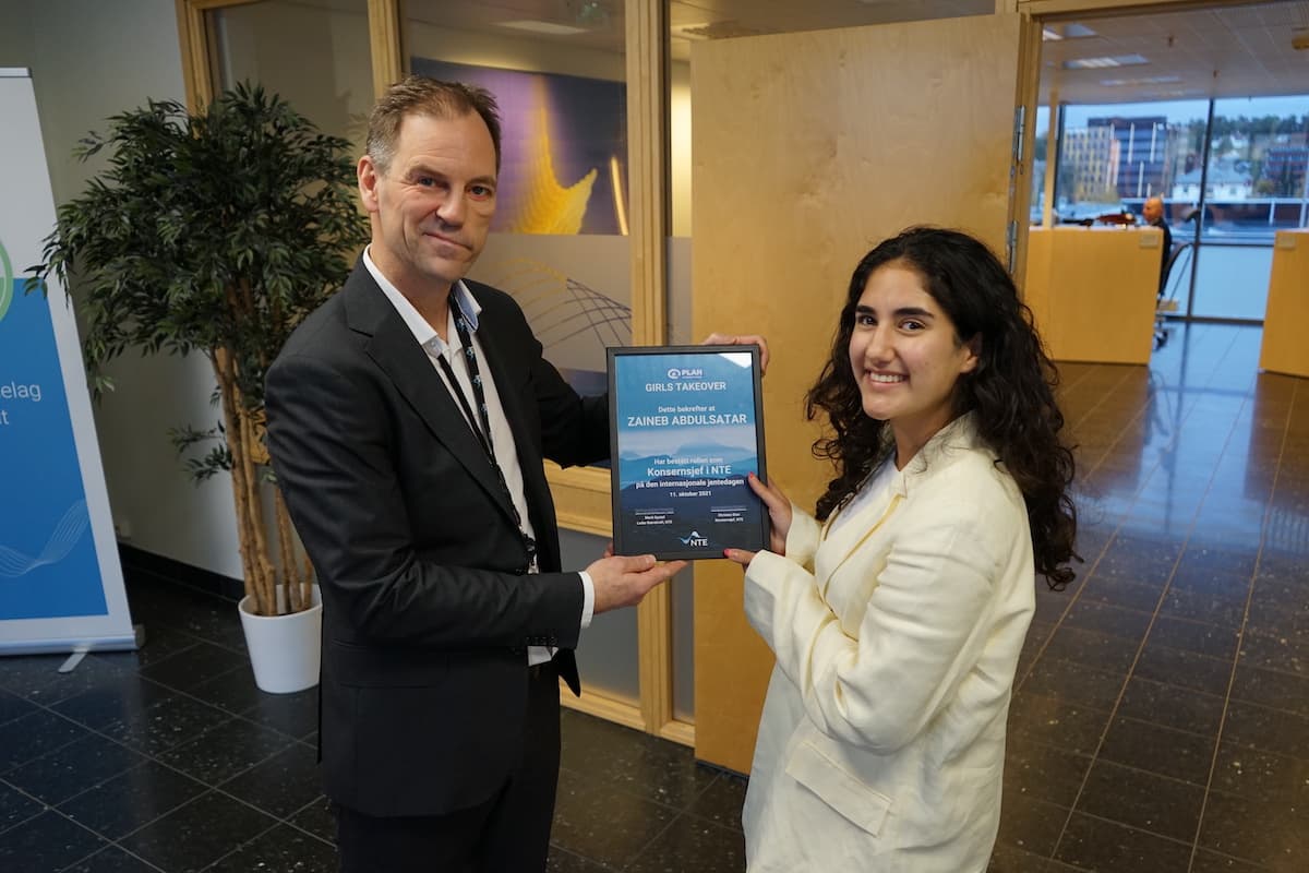 Zaineb og Christian Mann gir diplom til dame