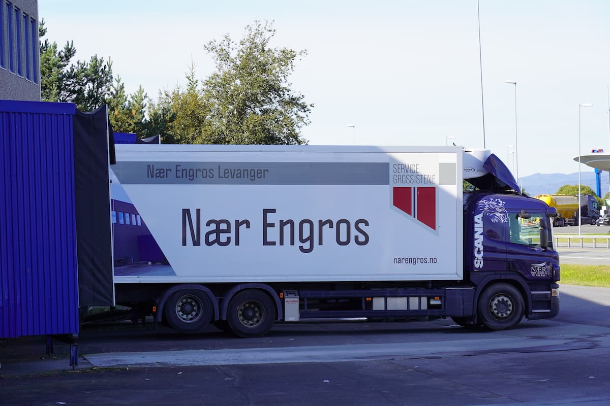Lastebil Lastebil det står Nær-Engros på