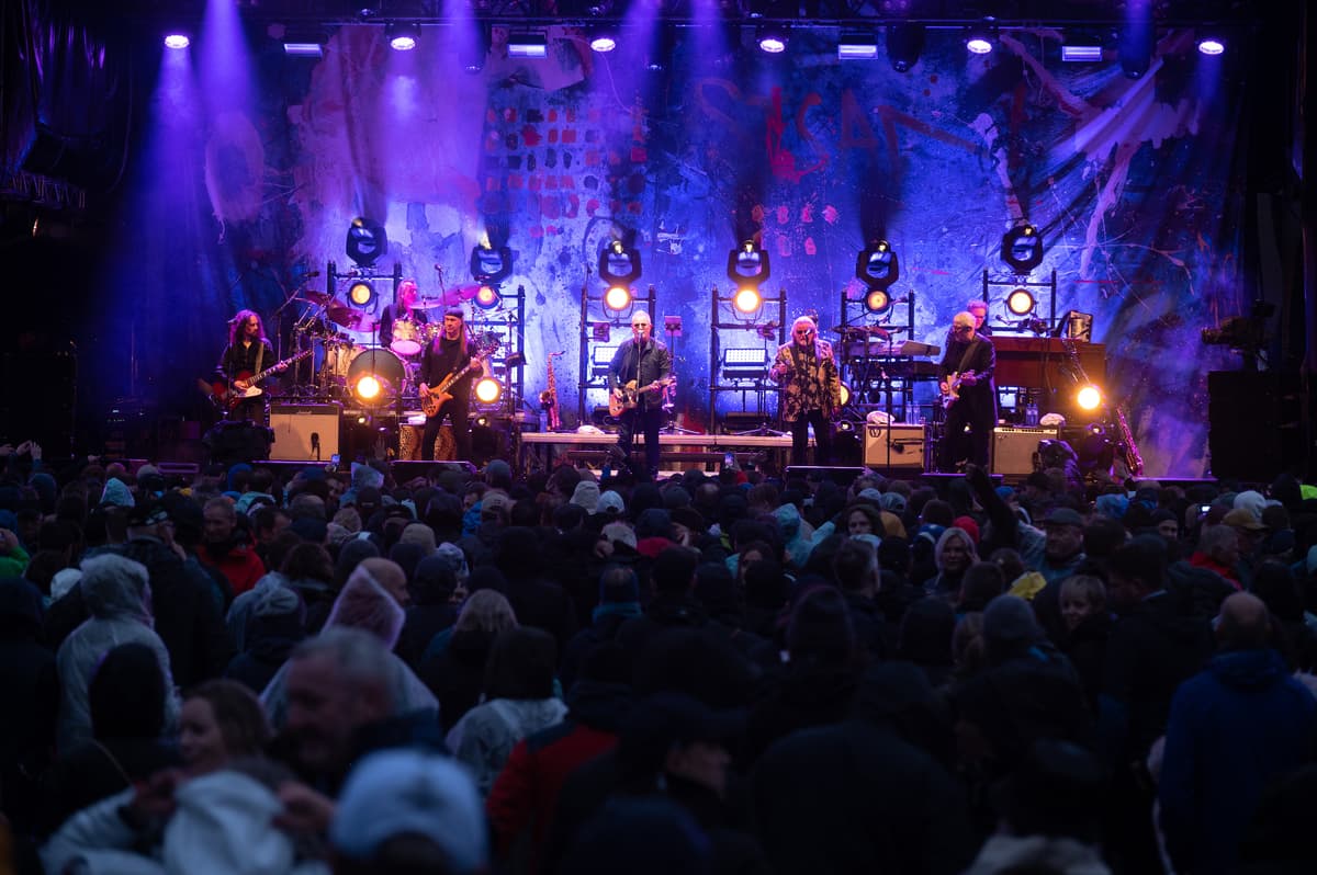 namsosfestivalen3 Åge Aleksandersen og sambandet står på scenen og spiller foran et folkehav