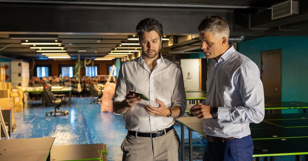 Alex Hole og Odd-Eirik Grøttheim To menn ser på en mobiltelefon