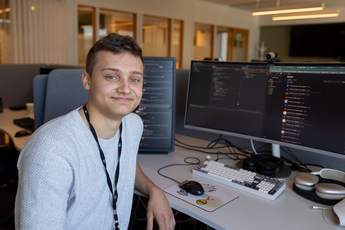 emil skjetne forsidebilde Smilende unggutt sittende ved pulten foran 3 skjermer