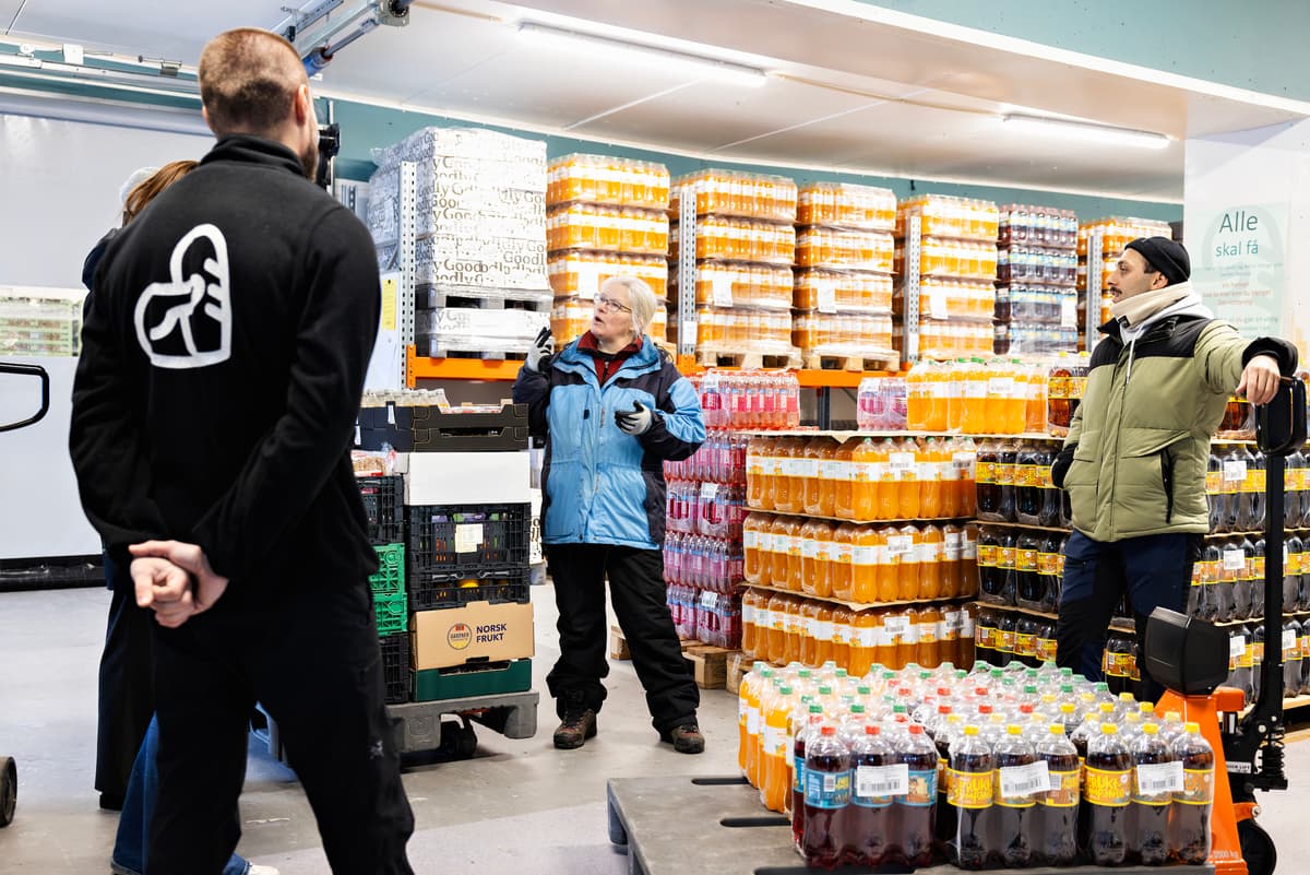 tegnspråklig frivilligsentral Fire mennesker står sammen og prater rundt paller med brusflasker.