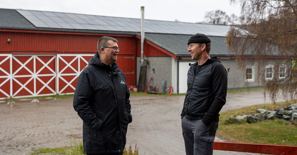 håvard og lars petter-kopi To menn i samtale på et gårdstun