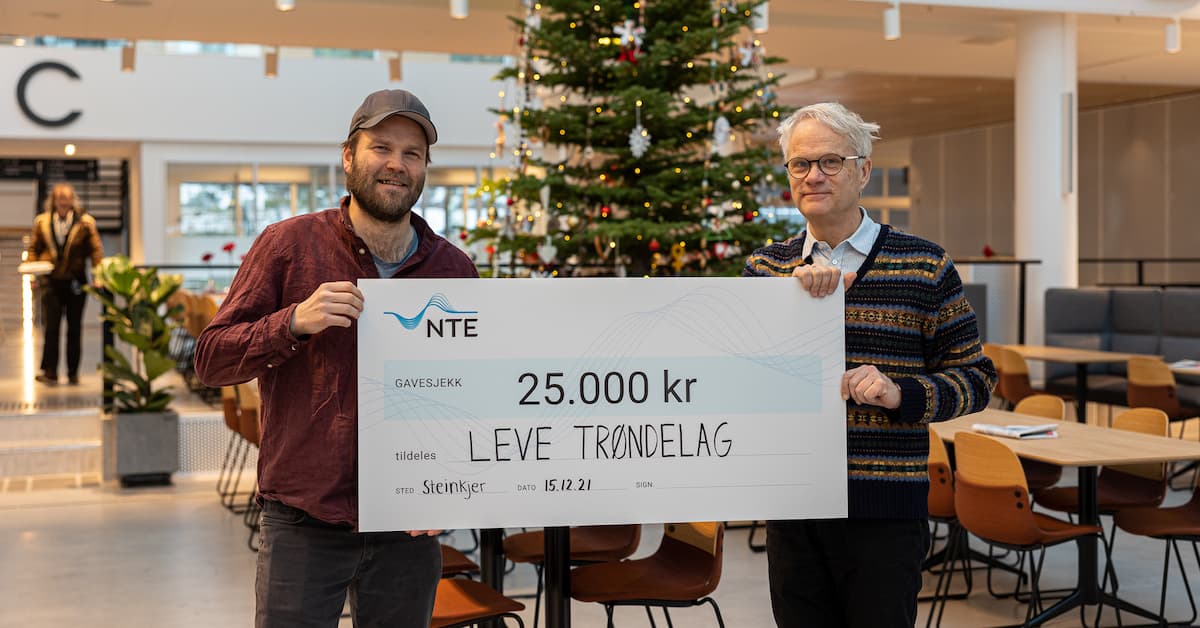 med sjekken To menn holder en sjekk på 25 000 kroner