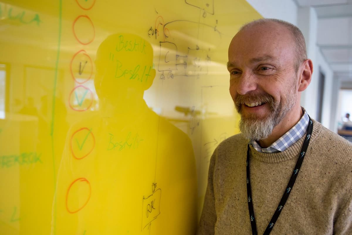 NTE ansatt Nils Aspaas ved tegnebrett ler NTE ansatt Nils Aspaas ved tegnebrett ler