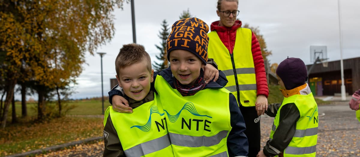 2 blide gutter med refleksvest 2 blide gutter med refleksvest