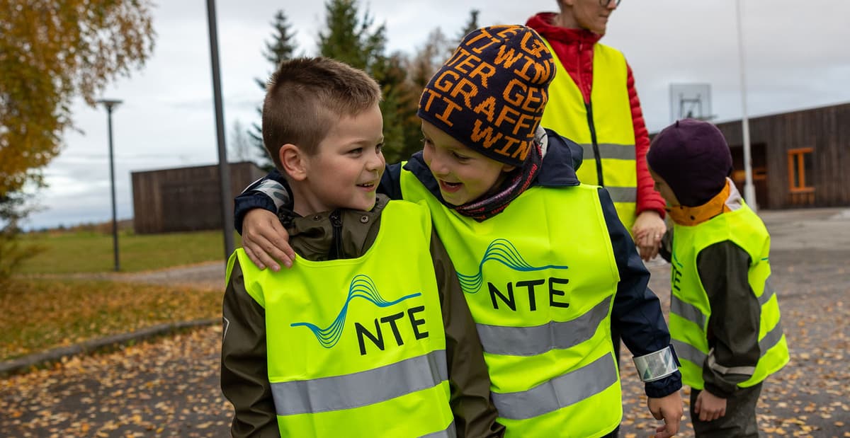 Glade gutter med refleks To glade gutter med refleksvest