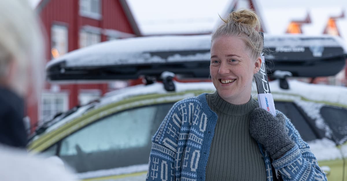 sofia utebilde Smilende dame som holder et par ski