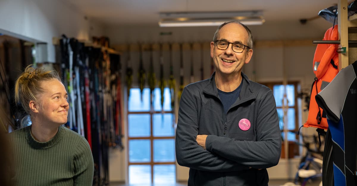 mann 2 Smilende mann og dame i samtale