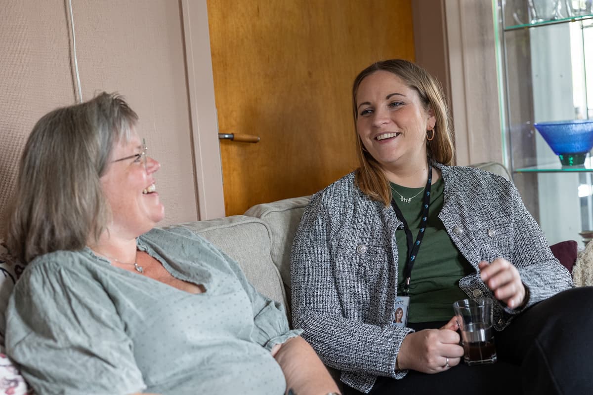 ann kristin og ranja To blide damer i hyggelig passiar